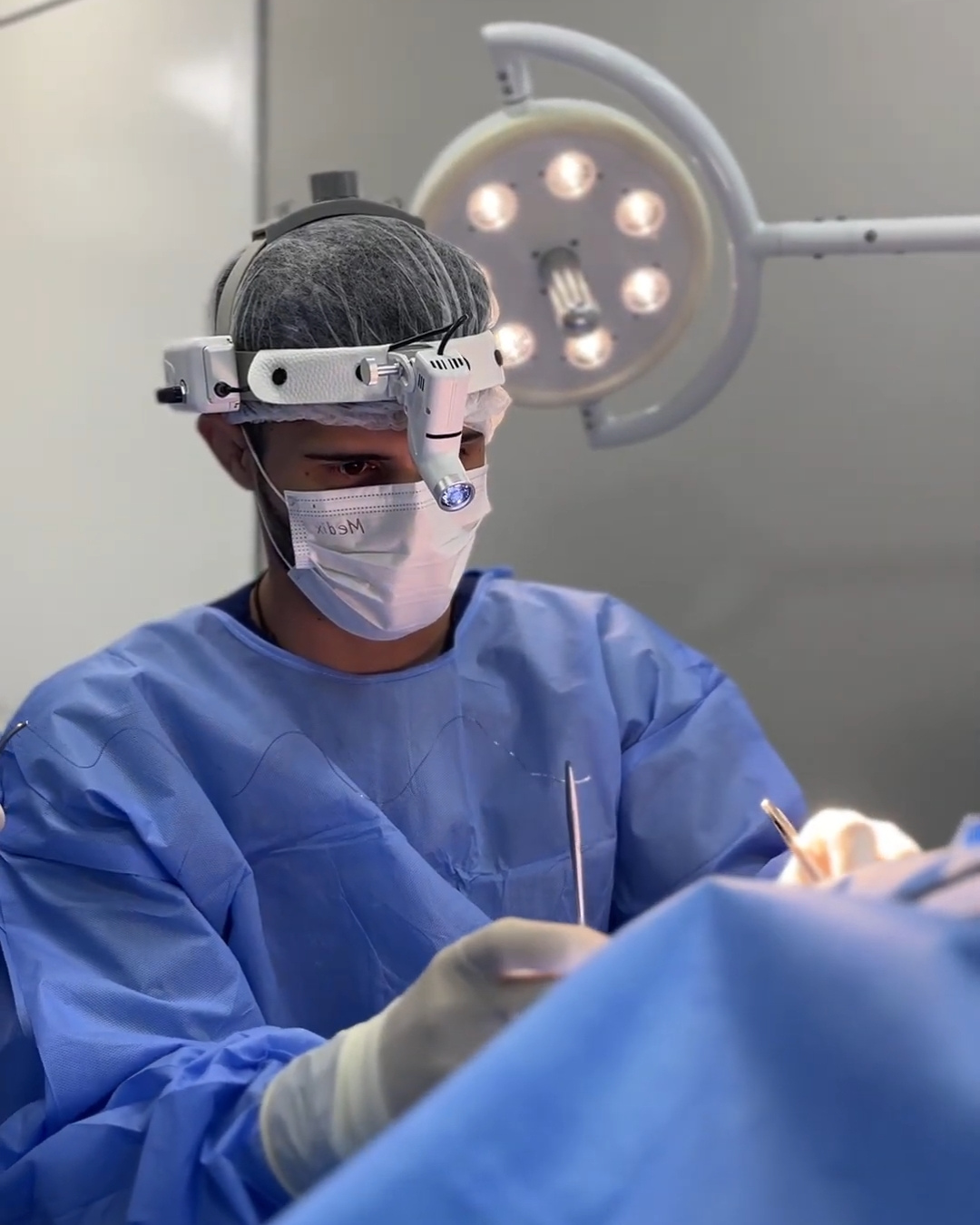 Gato sendo castrado com anestesia inalatória segura na AtenVet